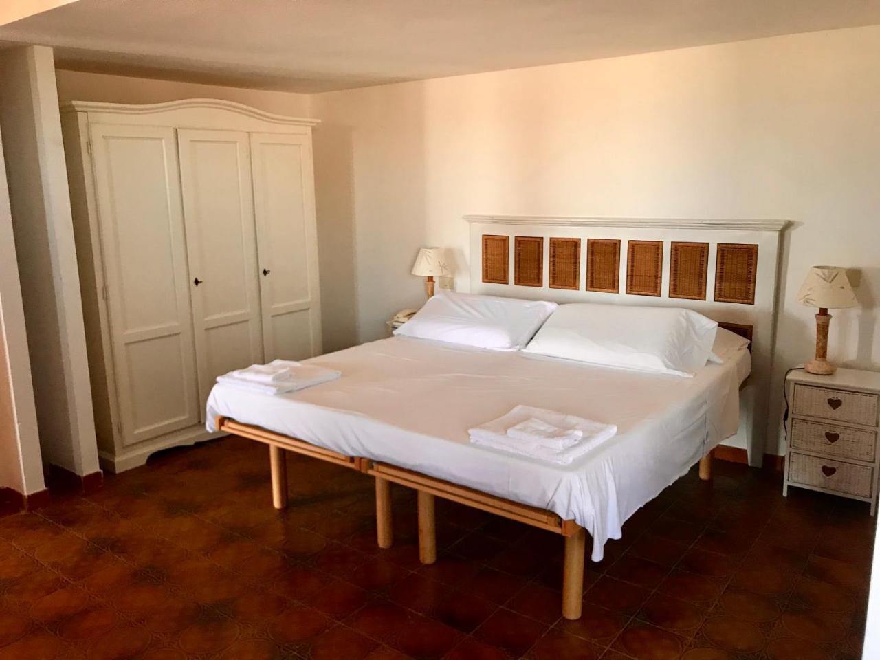 Hotel Su Meriagu Capitana Bagian luar foto